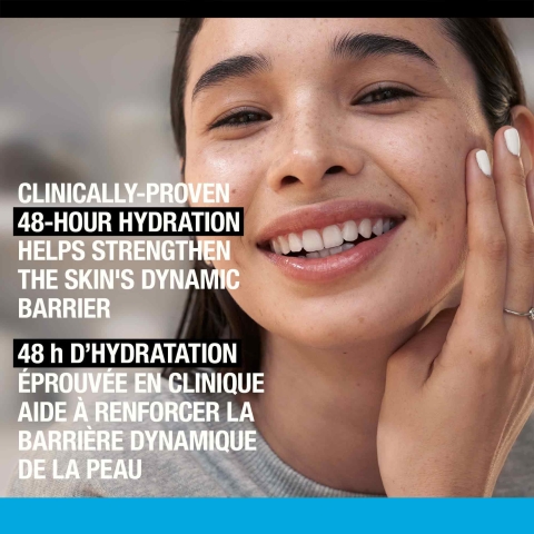 Image d'une femme se touchant la peau et souriant, avec la mention « 48 h d'hydratation éprouvée en clinique ».